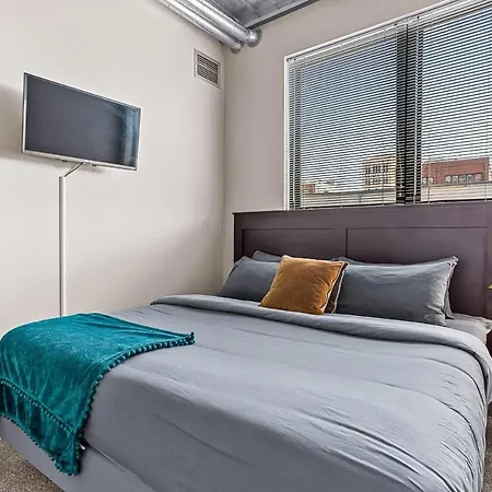 2 King Bed Spacious Apt Downtown Close To It All